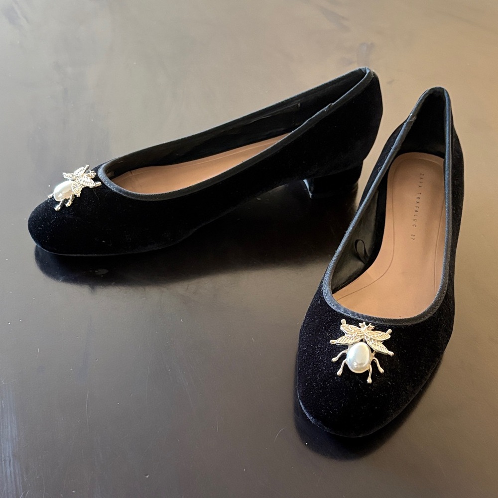 ZARA Black Velvet Women's Shoes with Bumble Bee 37 / 6.5